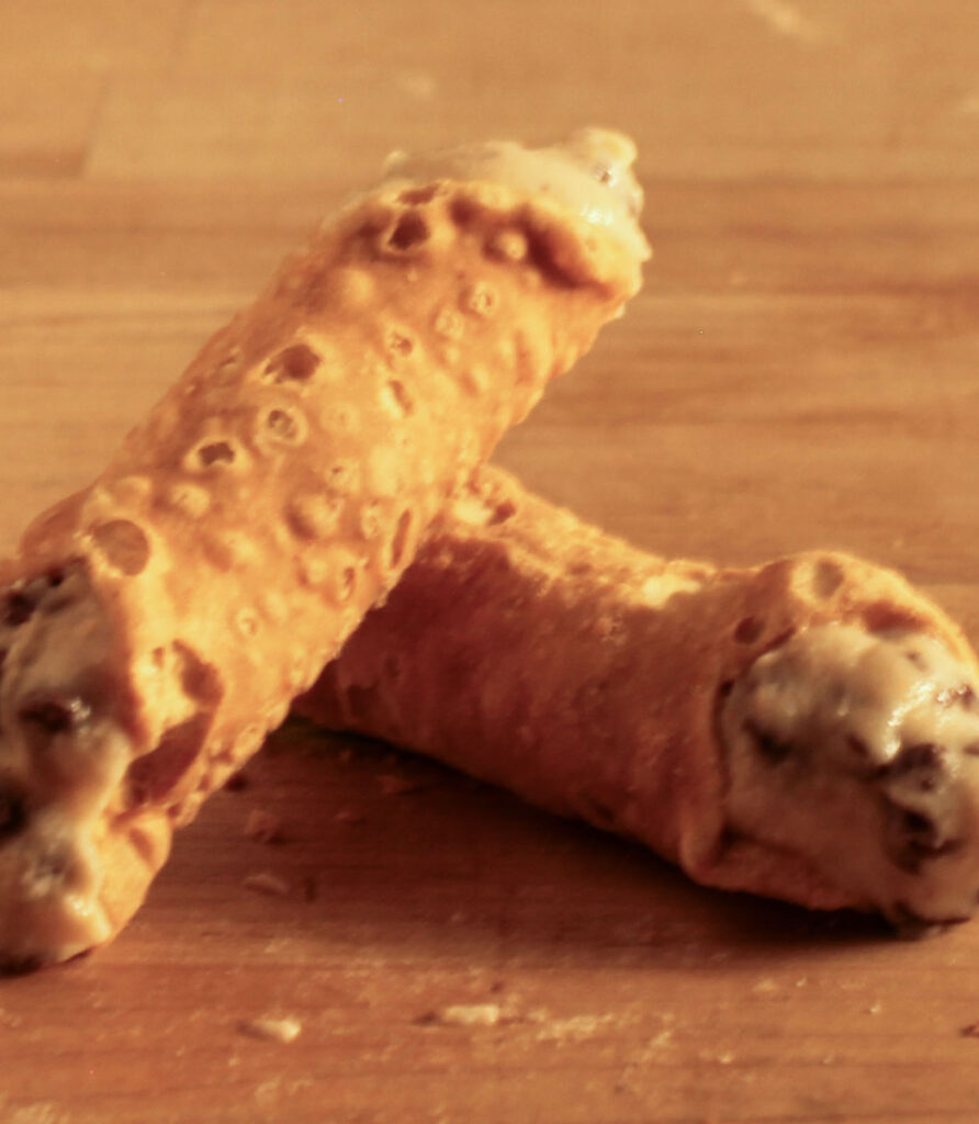 close-up mini cannoli